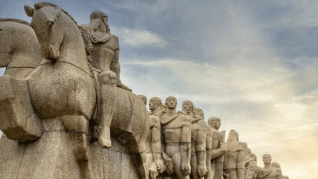 grande monumento do parque com pessoas montadas em cavalos