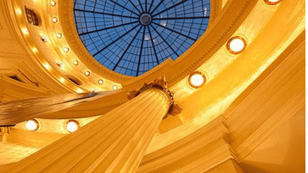 museu por dentro, muito iluminado com uma arquitetura clássica, lembra o interior de um castelo.