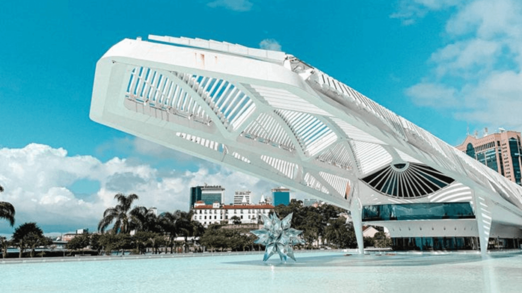Grande arquitetura sobre águas cristalinas.