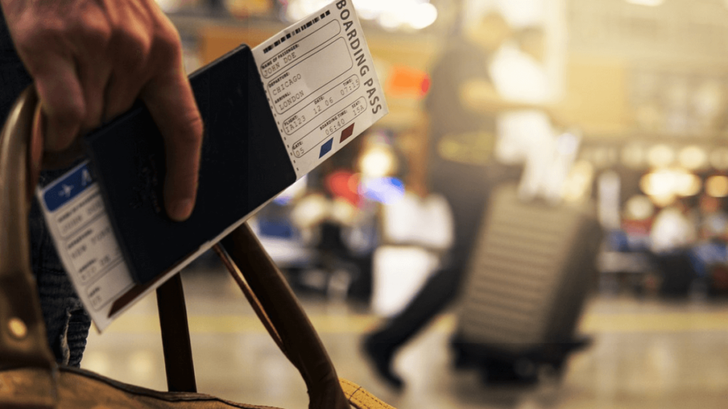 mão de um home segurando passaporte em um aeroporto