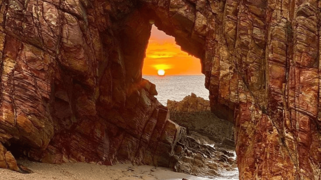 por do sol no meio da pedra furada