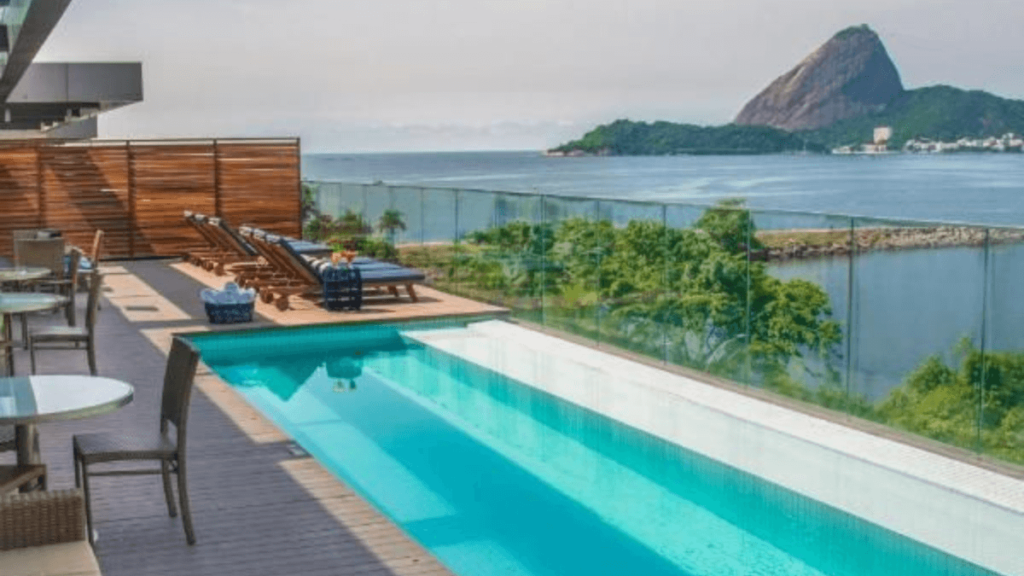 hotel com uma área de piscina ampla com vista para o pão de açúcar.