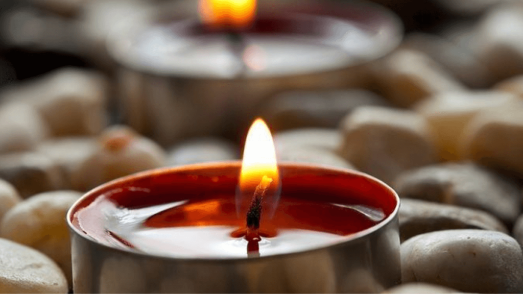 velas vermelhas em meio a pedras