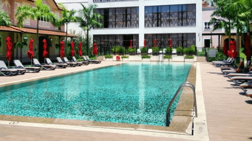 hospedagens no centro RJ com uma área de piscina grande rodeado por cadeiras e 