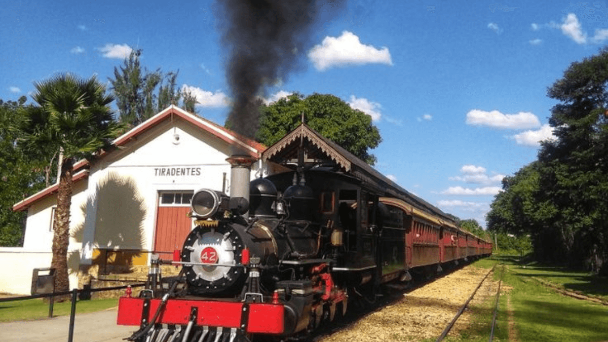 visão da frente da locomotiva vermelha com preto maria fumaça ouro preto