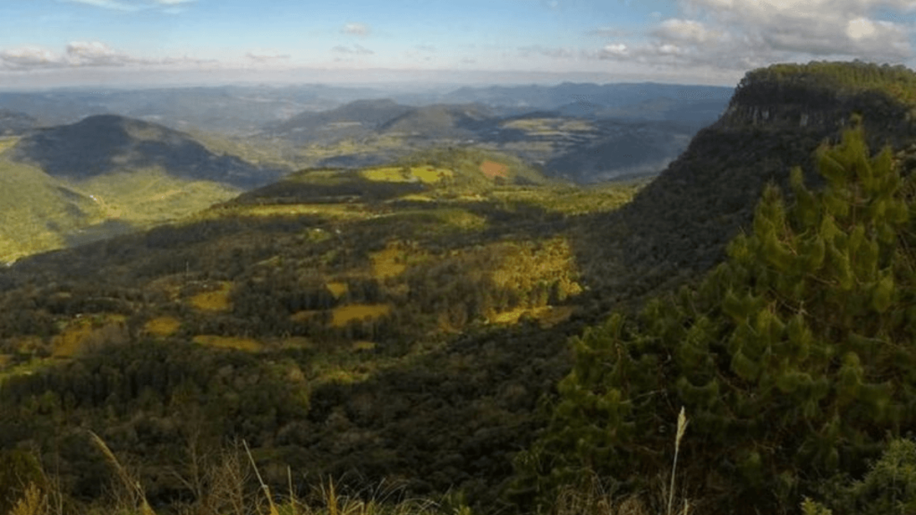 Visão panorâmica da Serra Gaúcha, com montanhas e vegetação densa.