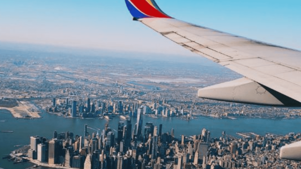 visão de grande cidade da janela do avião