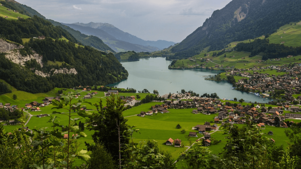 visão panorâmica de Lugano ,pequena cidade em volta de lago e montanhas