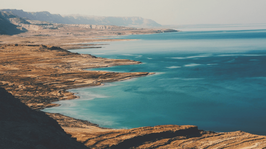visão panorâmica do Mar Morto, contraste do deserto marrom com o oceano azul