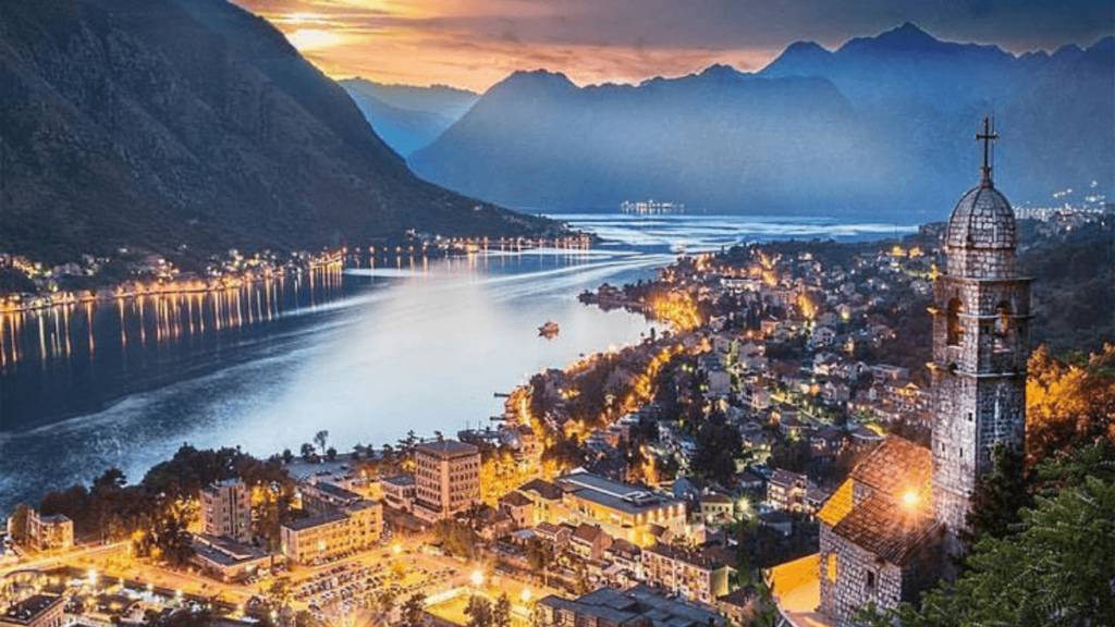 visao panoramica durante a noite da cidade de kotor, rio em meio a cidade