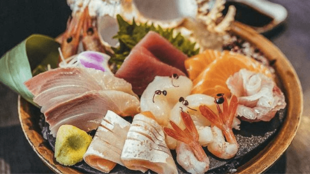 comida japonesa distribuido de diferentes formas e cores, laranja, branco e salmão