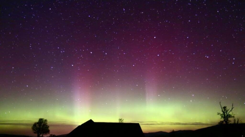 Aurora Boreal vista do Cairngorms National Park.
