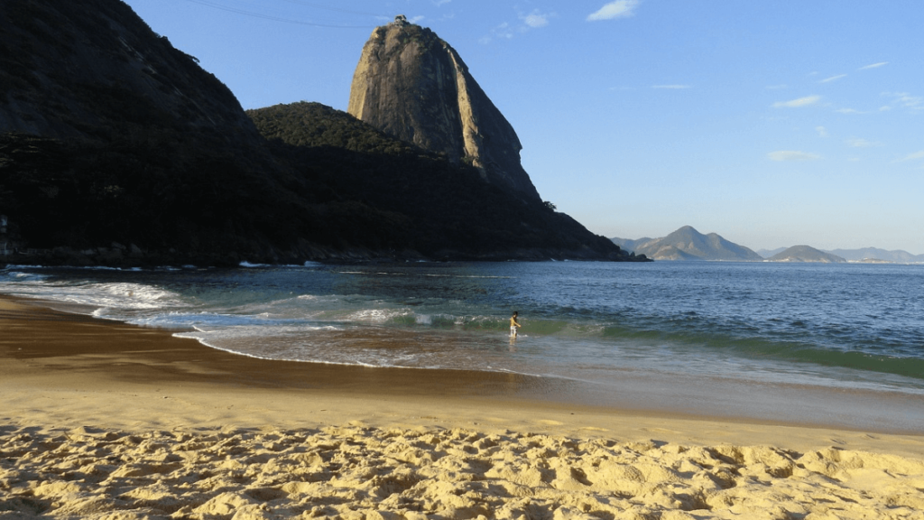 praia do rio de janeiro, areia branca e mar limpo
