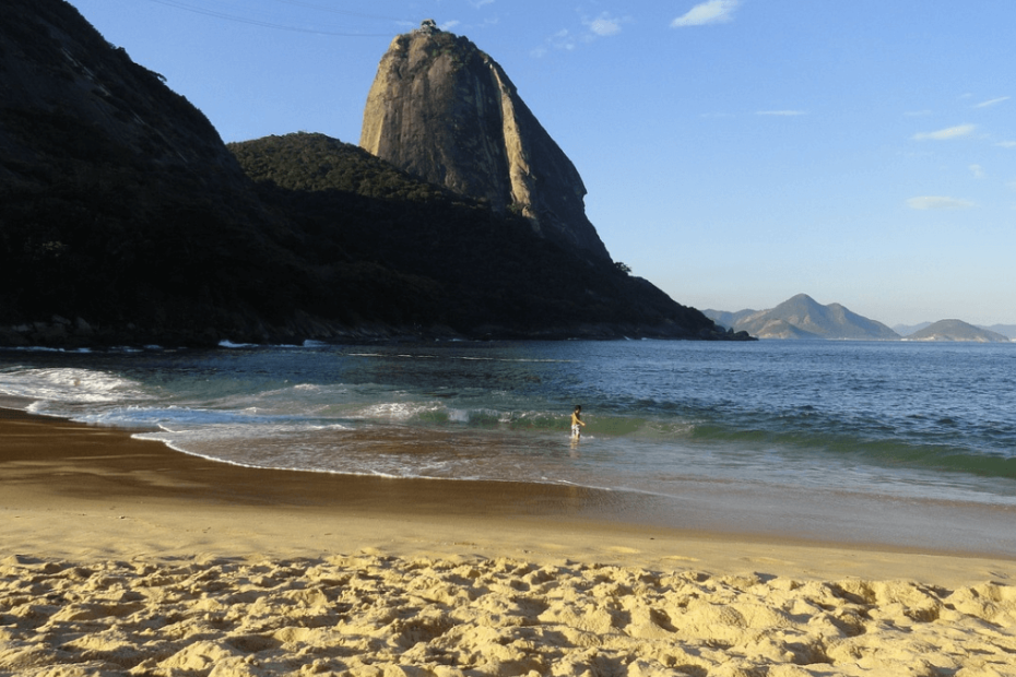 praia do rio de janeiro, areia branca e mar limpo