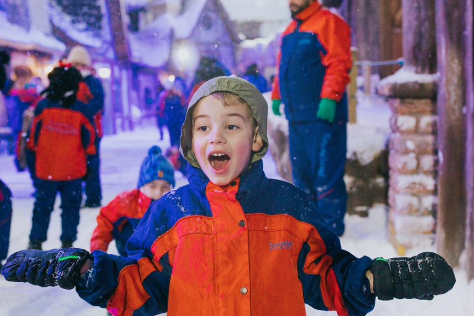 Crianças vendo a neve na Snowland em Gramado