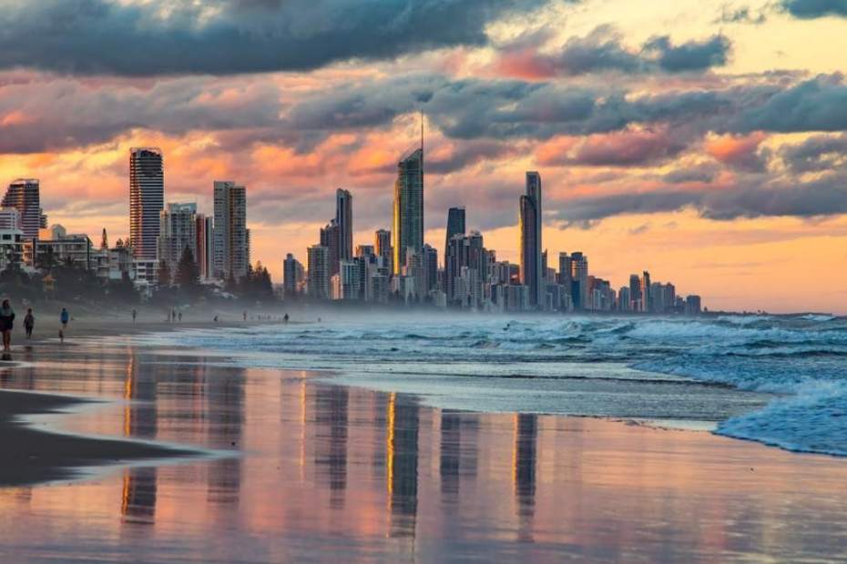 Linda praia de Gold Coast
