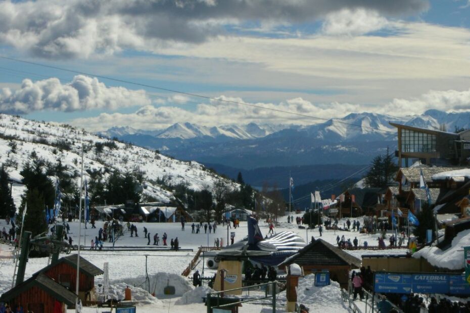 Quando Neva em Bariloche: um cidade com neve e ao fundo tem montanhas