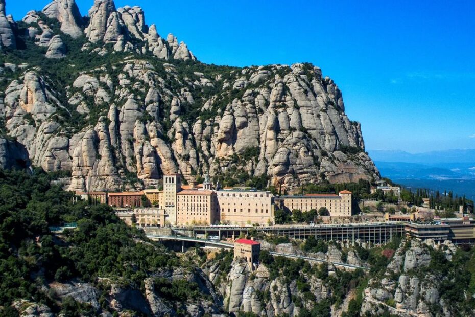 Montserrat país desconhecido com montanhas e construções