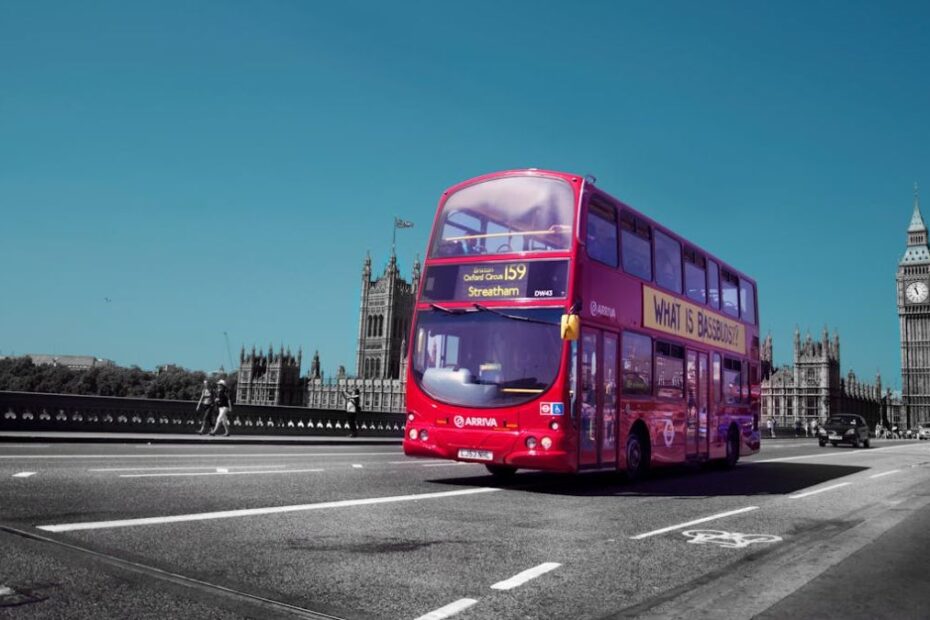 Sonhar com ônibus: Um ônibus vermelho na via