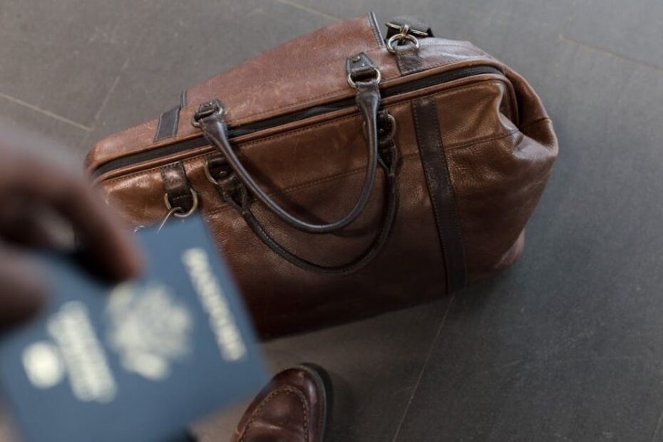 sonhar com mala de viagem: Uma mala de couro no chão