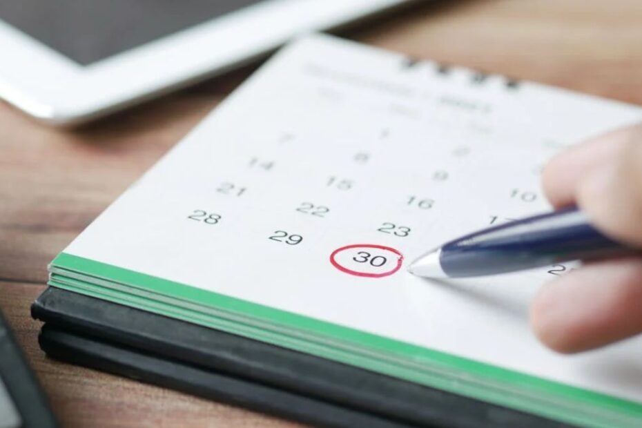 Para onde viajar em dezembro: Pessoa anotando no calendario