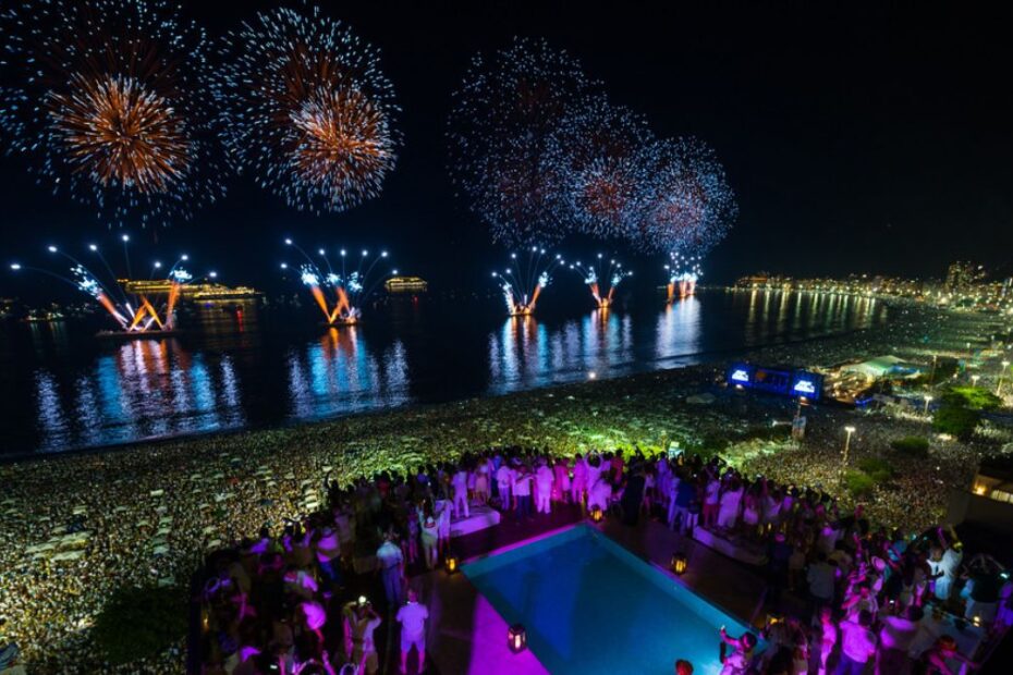 onde passar réveillon 2024/2025: uma cidade de noite com show de fogos