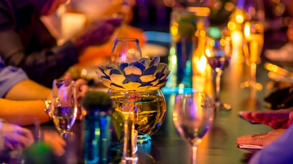 destinos para passar as festas  de fim de ano: taças de vidros na mesa.