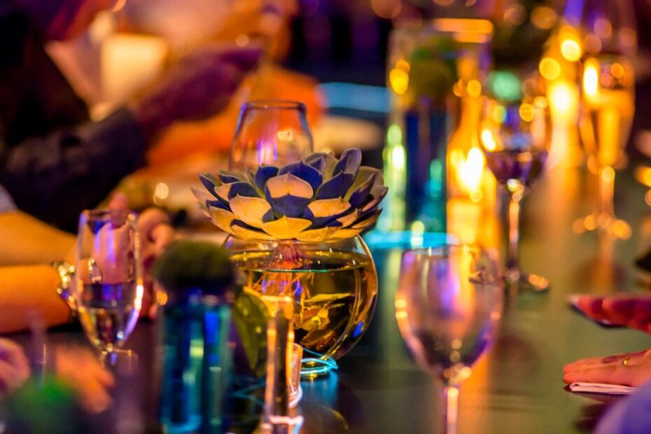 destinos para passar as festas de fim de ano: taças de vidros na mesa.