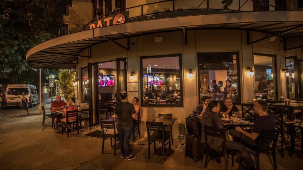 Bares em Ipanema: um bar com pessoas jantando.