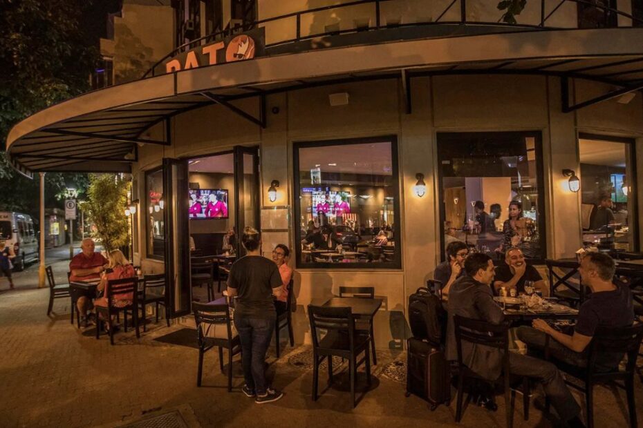 Bares em Ipanema: um bar com pessoas jantando.
