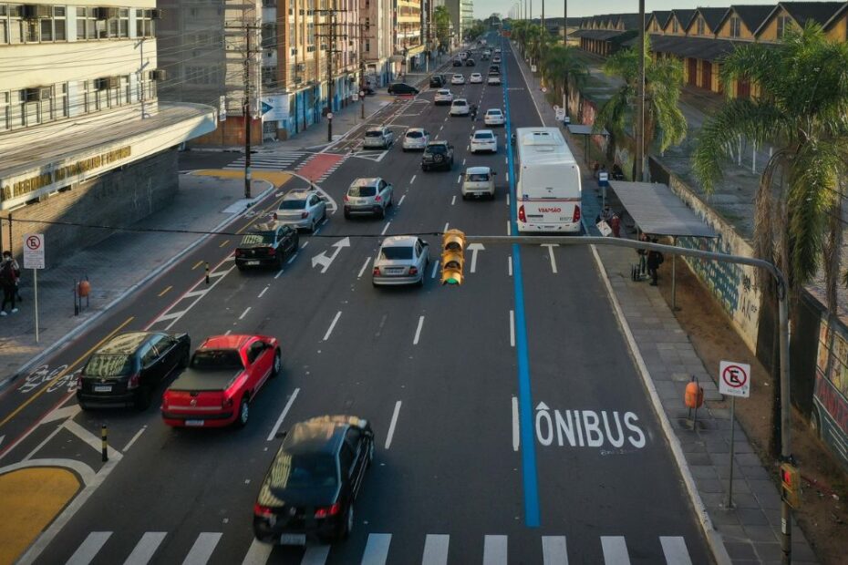 Horário do Santa Maria: Ônibus branco em Porto alegre.