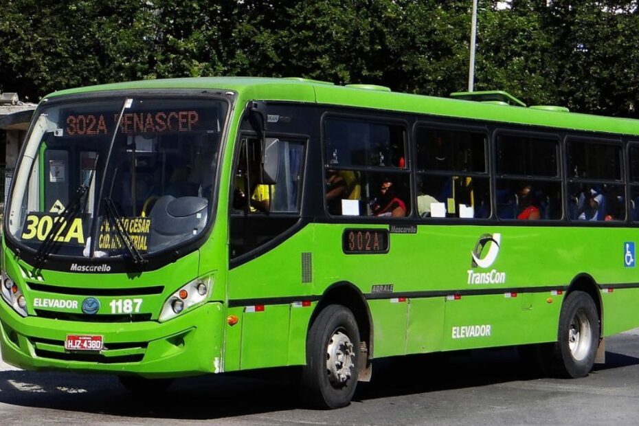 Horário 371: Ônibus verde parado.