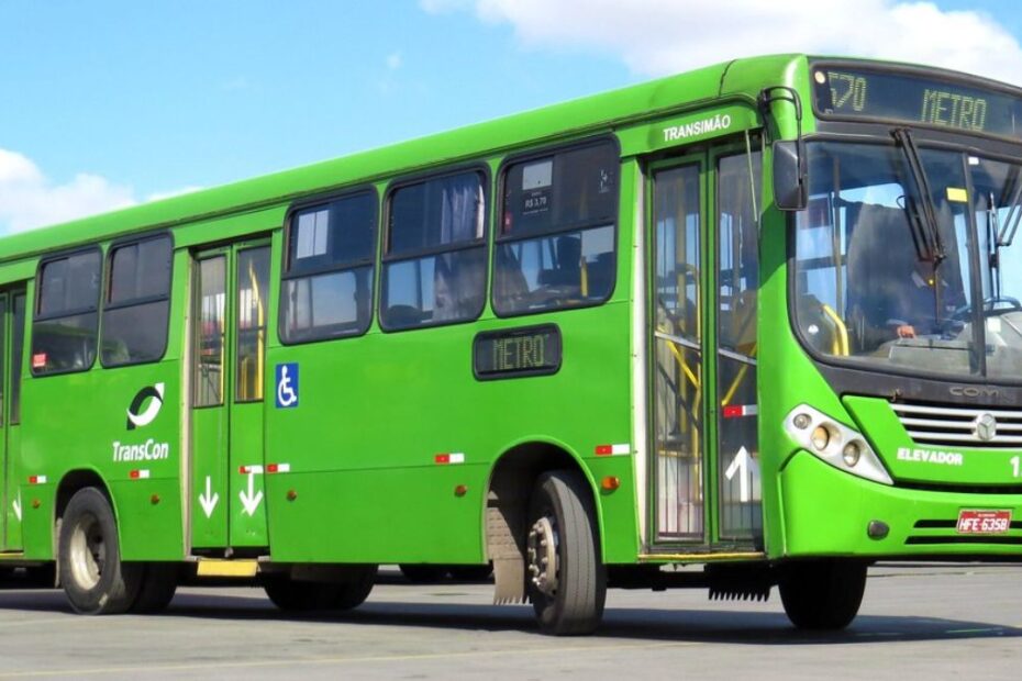 horário 302B: ônibus verde parado na diagonal.