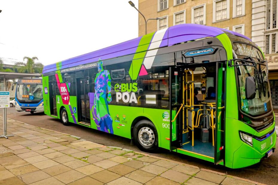 Horário da linha T4: Um ônibus verde em Porto Alegre.