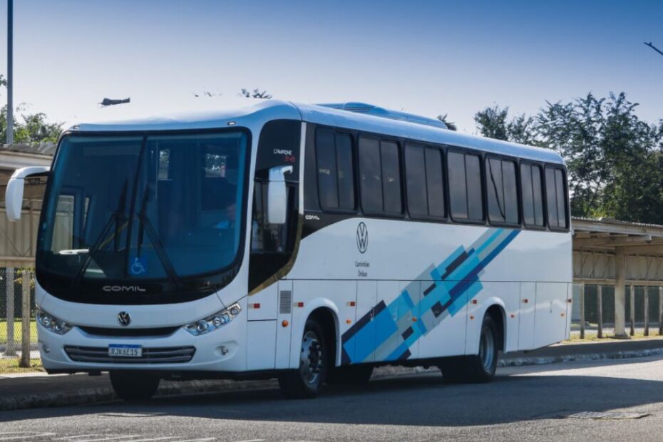 Horários de ônibus 105 Filgueiras: ônibus branco coma azul.