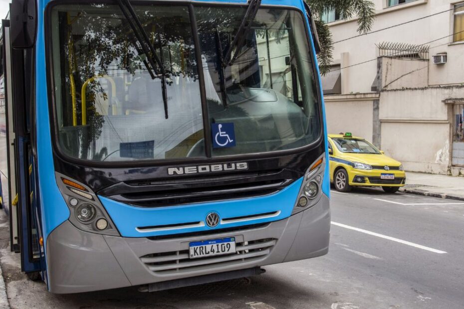 Horário de Santa Ângela: Ônibus azul parado na estrada.