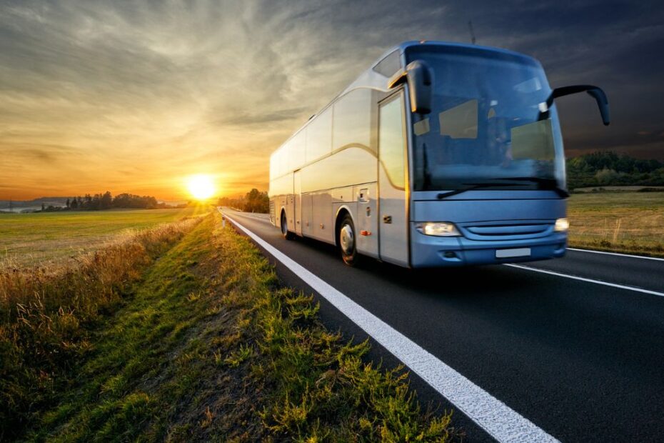 302A: ônibus em velocidade na estrada.