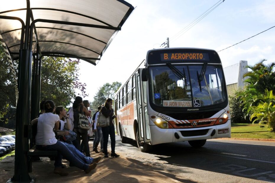 Horários de ônibus Autotrans: um ônibus pegando pessoas.