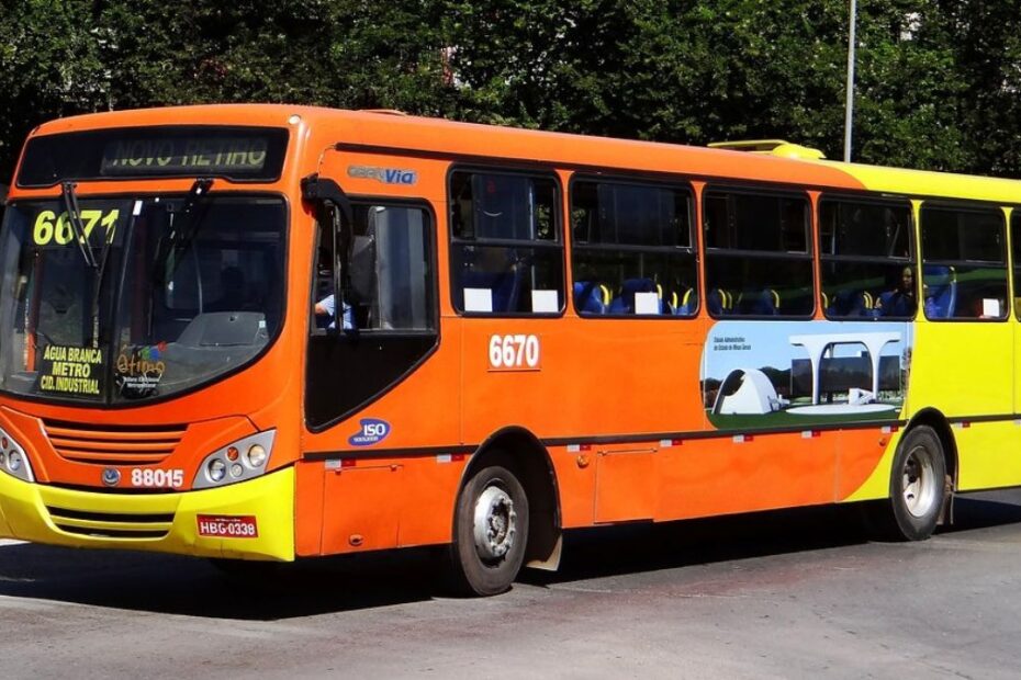 Horários de ônibus 2290 Bairro Nacional realizado por DER MG: Um ônibus laranja do DER MG