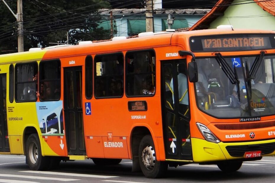 Horário 6770: ônibus laranja.