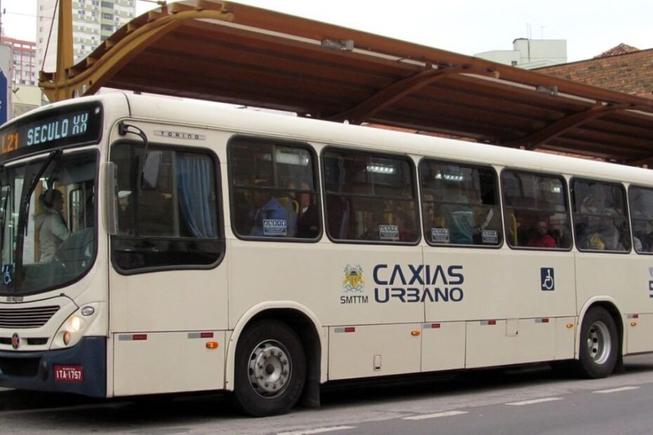 Horários do ônibus Visate em Caxias do Sul: Onibus da Visate parado na diagonal.