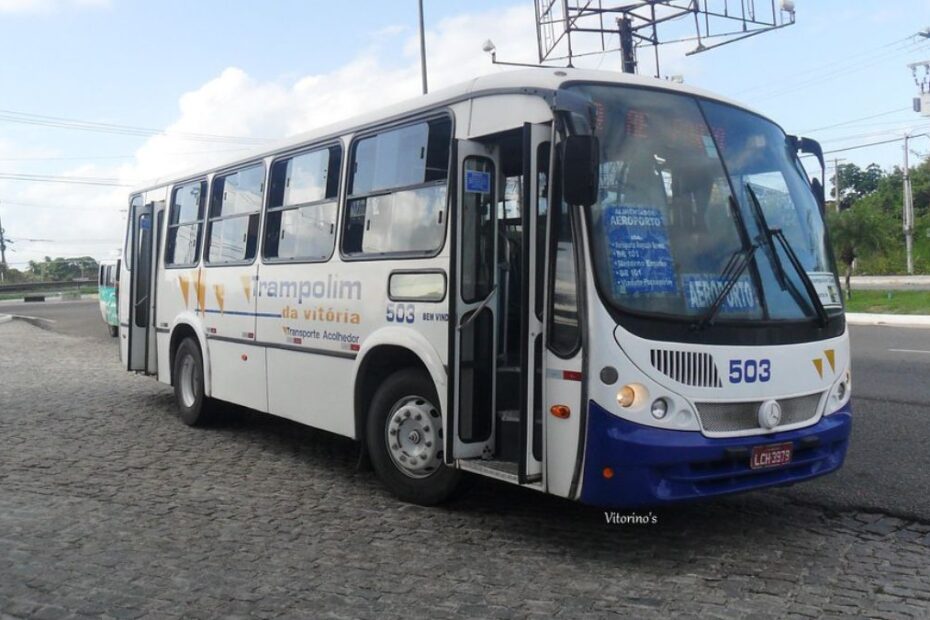 Horário da Linha B: Um ônibus branco que passa na Linha B.