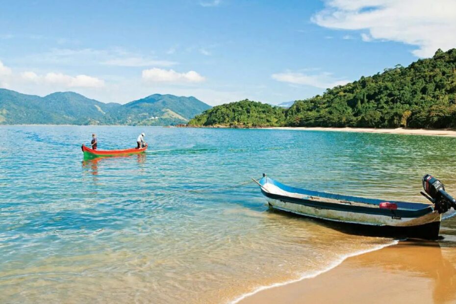Melhores praias de SP: Uma praia com um barco.