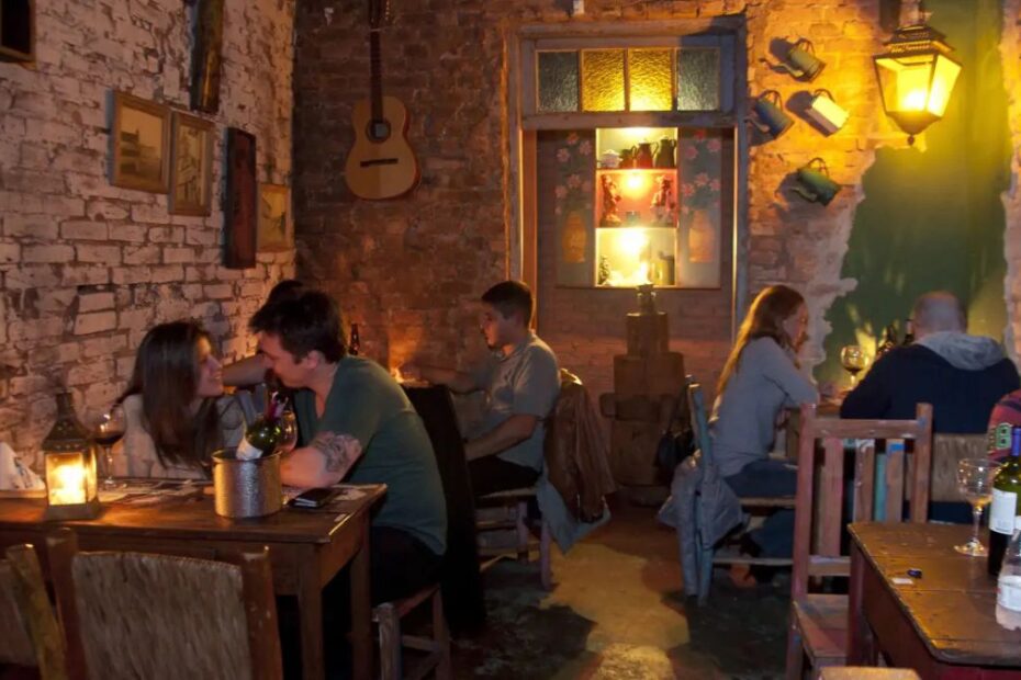 Bares em campinas: Um bar com algumas pessoas.