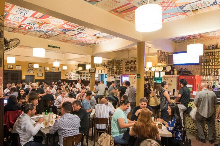 Bares em Curitiba: Um bar cheio de pessoas em Curitiba.