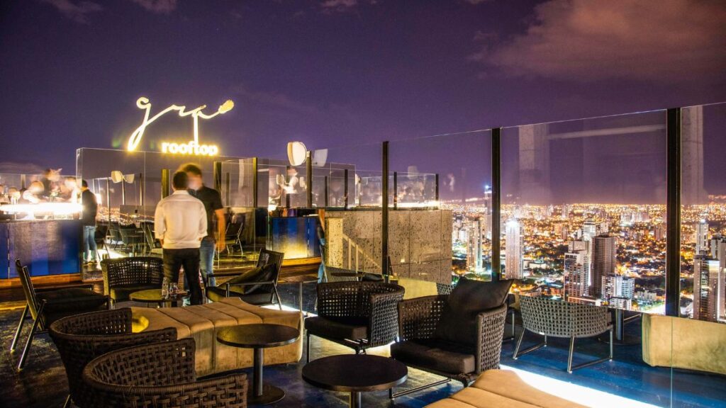 Um bar com vista para a cidade.