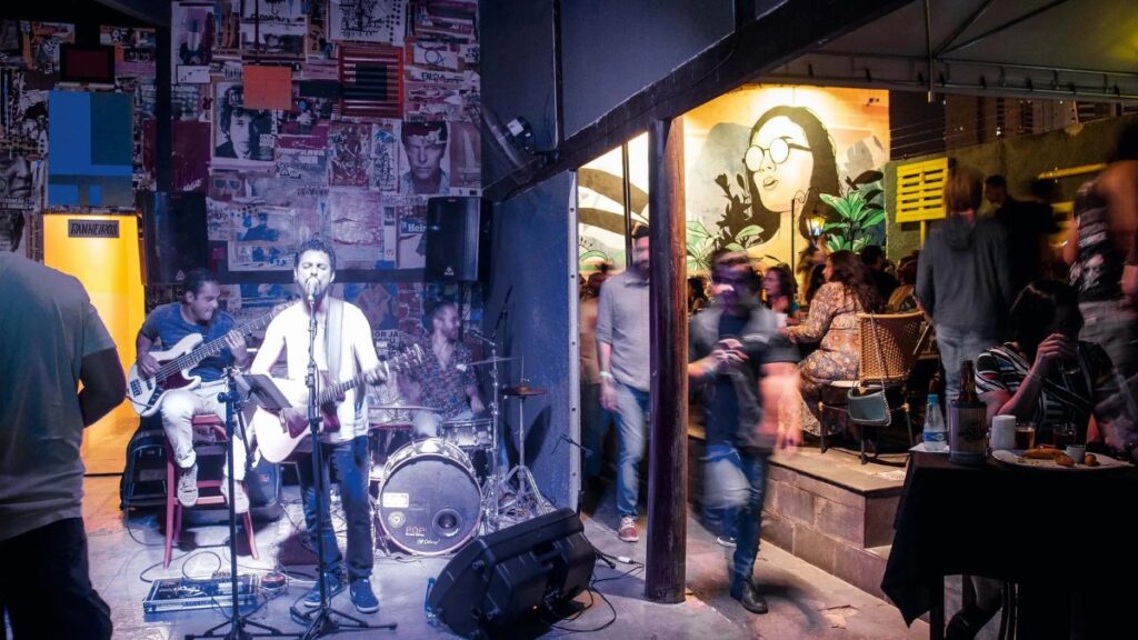 Uma banda tocando em um bar.