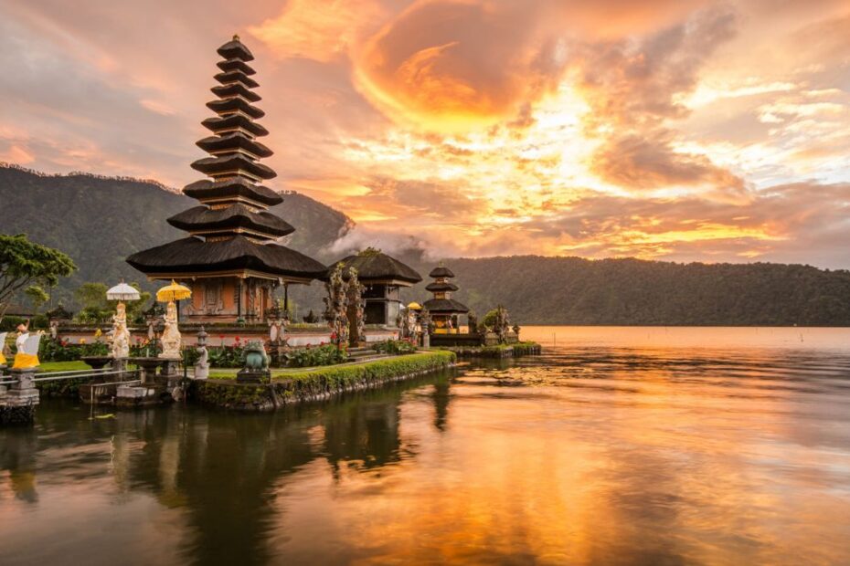 O que fazer em Bali: Um templo Chines com um rio ao redor.