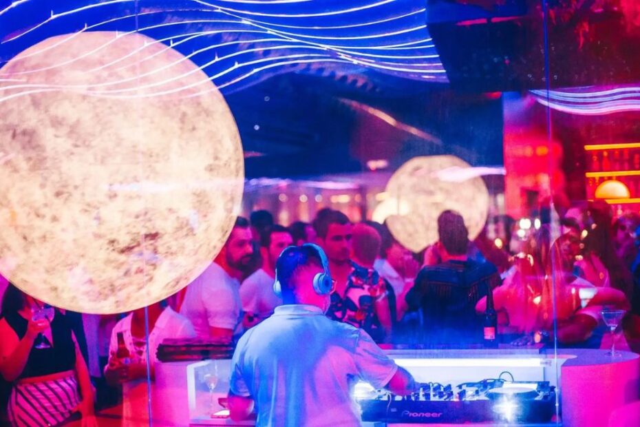 Baladas em Santos: uma balada com varias luzes.