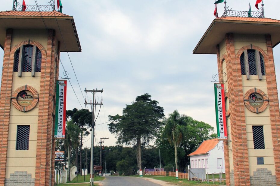 Portal da cidade de Colônia Mergulhão.